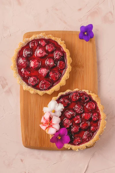 春天自制的小馅饼，上有花装饰的浆果 — 图库照片