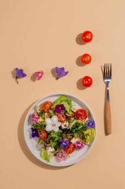 Çiçeklerle süslenmiş güzel sağlıklı bahar salatası.