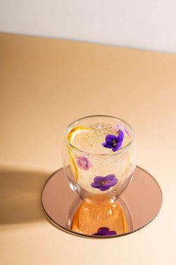 Minimalizm tarzında çiçekli modern su bardağı