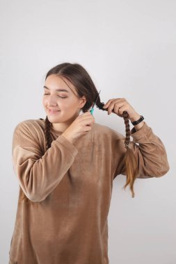 Bir kadın evde uzun saçlarını kesiyor. Kardinal şok edici görüntü değişimi