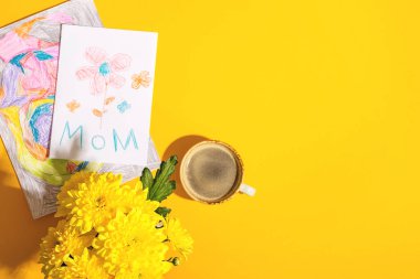 Anneler günü için bir çocuktan hediye. Bir resimden bir kart ve sabahları çiçekli kahve.. 