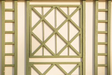 Güneş ışığında geometrik panelleri olan dış bina. Mimari yaşam tarzı seyahat fotoğrafçılığı