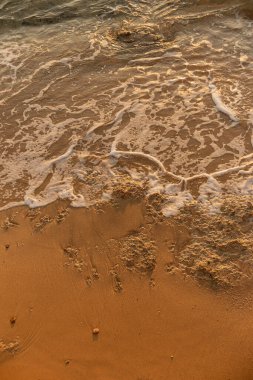 Mısır Tatil Köyü 'nde kumlu sahili olan kayalık sahil dalgaları. Kopyalama alanı olan üst görünüm arkaplanı