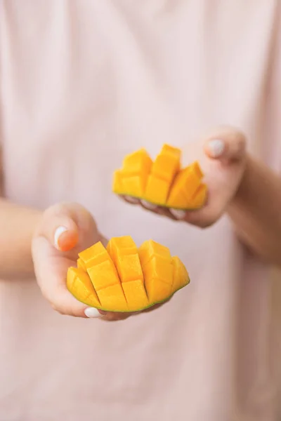 Hermosas rebanadas de mango picado en manos femeninas. Postres veganos saludables — Foto de Stock