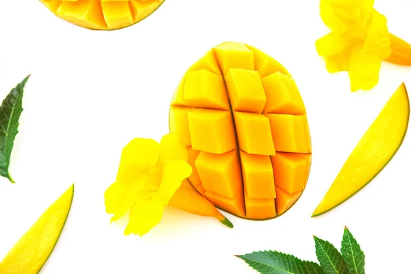 Mango picado maduro sobre blanco con flores amarillas. Vegano hermoso diseño de postre en blanco. Imagen aislada — Foto de Stock