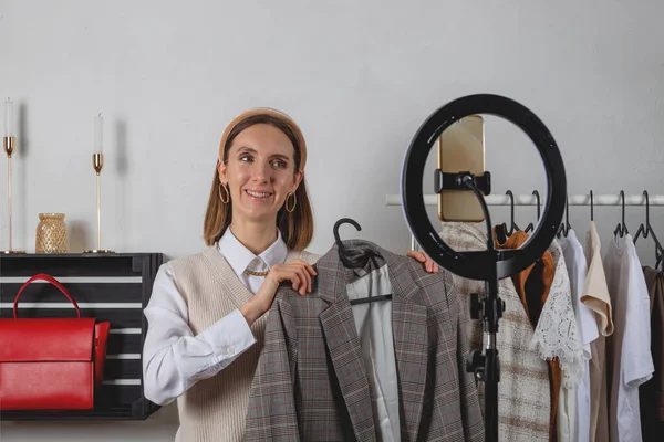 Kadın milenyum moda stilisti akıllı telefondan yüzük lambasıyla moda videosu kaydetti — Stok fotoğraf