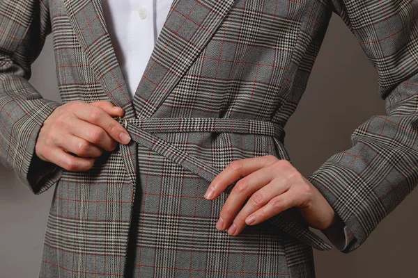 Femme serre la ceinture sur le blazer à carreaux classique pour le travail de bureau — Photo