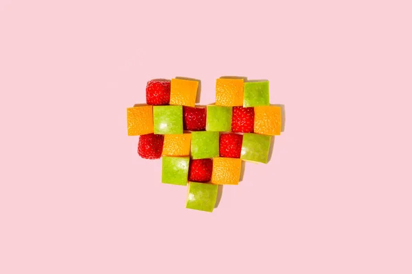 Coeur dans la technique de l'art voxel de fruits. Aliments sains et vitamines concept — Photo