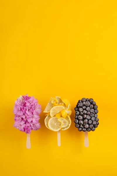 Glace créative à base de fleurs, de bleuets et de citron. Rafraîchissant lumineux concept de dessert d'été — Photo