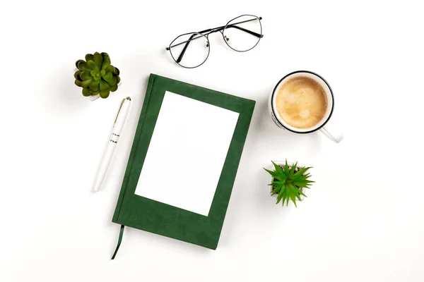 Lehká pohlednice pro prezentaci designu na bílém pracovišti s kávou, notebookem, perem, brýlemi a květinami v květináčích. — Stock fotografie