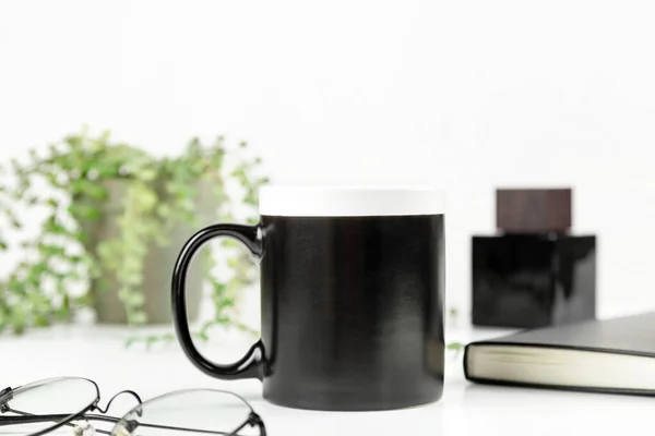 Black dad coffee mug mockup on workplace. Cup mock up for male style design — Stock Fotó
