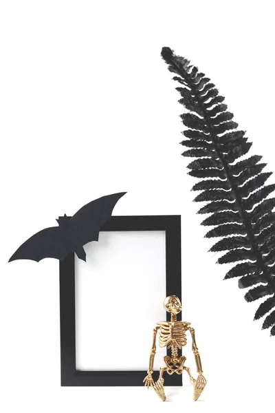 Moldura vertical preta Mockup. Fotografia de estoque estilo. Conceito de Halloween com detalhes elegantes esqueleto e folhas pretas. — Fotografia de Stock