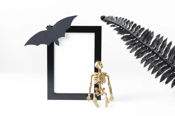 Modèle de cadre vertical noir. Photographie de stock de style. Concept Halloween avec des détails élégants squelette et feuilles noires. — Photo