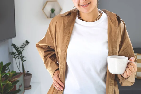 Beyaz tişört giyen bir kadın. Bella Canvas Mockup. Anneler günü gömleği.