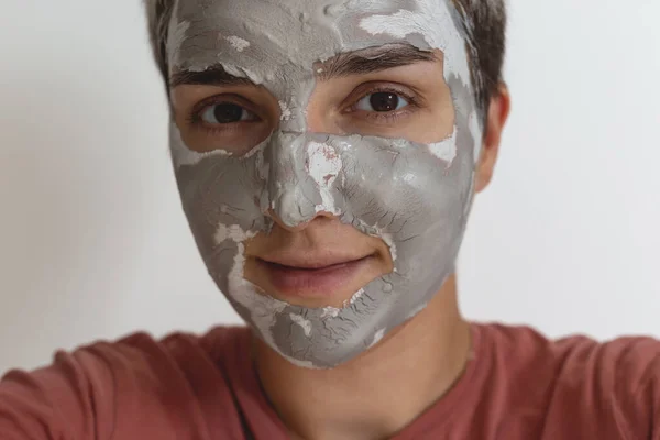 Cropped shot of woman apply grey green skincare clay mask on face. Daily beauty skin care routine. Close up view. — Stock Photo, Image