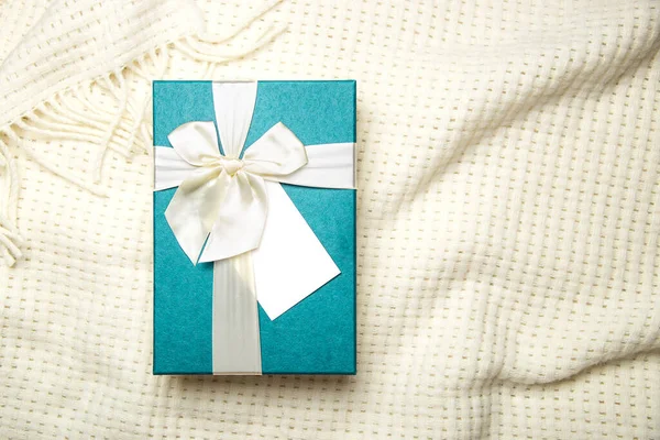 Cadeaudoosje met lege witte blanco geschenktag modelleren. Kerst-, verjaardag- of huwelijkscadeau. — Stockfoto