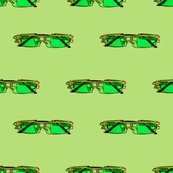 Yeşil gözlüklü moda aksesuarlar. Sıcak yaz titreşimleri. Asgari biçim parlak renksiz desen. — Stok fotoğraf