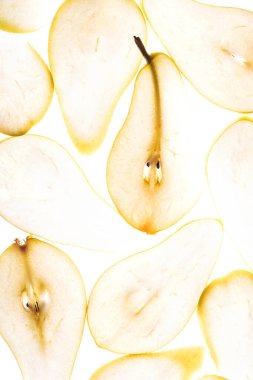 Arka ışıklandırılmış armut dilimlerinin dokusunu kapat. Sonbahar yemekleri konsepti