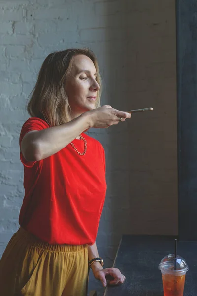 Happy woman using smartphone for taking photo — Stock Photo, Image