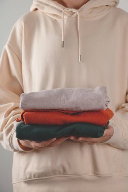 Sonbahar temel kadın balıkçı yaka kazakları kadın ellerinde moda renklerde. Minimalist temel gardırop. Ev çamaşırları.