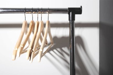 Boş elbise askıları düzlükte asılı. Bilinçli tüketim yavaş moda konsepti. Minimalist.