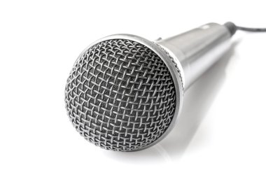 Beyaz arkaplanda mikrofon izole edildi