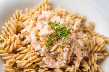 Düdük makarna krema ve domuz pastırması sos ile tere ile dekore edilmiştir.