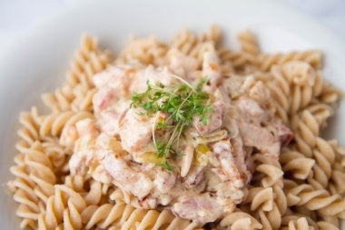 Düdük makarna krema ve domuz pastırması sos ile tere ile dekore edilmiştir.