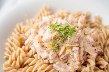 Düdük makarna krema ve domuz pastırması sos ile tere ile dekore edilmiştir.