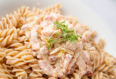 Düdük makarna krema ve domuz pastırması sos ile tere ile dekore edilmiştir.