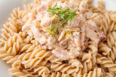 Düdük makarna Cress ile dekore edilmiş