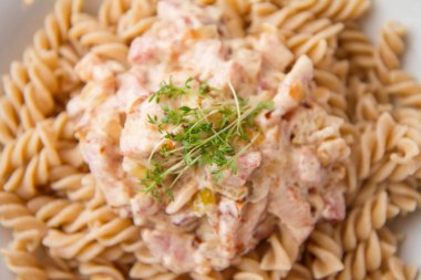 Düdük makarna Cress ile dekore edilmiş