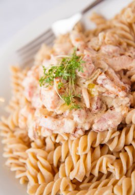 Düdük makarna krema ve domuz pastırması sos ile tere ile dekore edilmiştir.