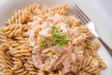 Düdük makarna Cress ile dekore edilmiş