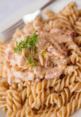 Düdük makarna krema ve domuz pastırması sos ile tere ile dekore edilmiştir.