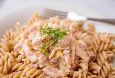 Düdük makarna krema ve domuz pastırması sos ile tere ile dekore edilmiştir.