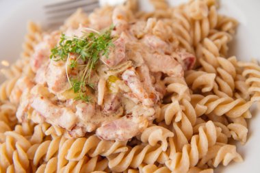 Düdük makarna Cress ile dekore edilmiş