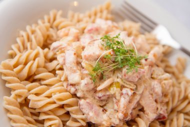 Düdük makarna Cress ile dekore edilmiş