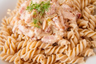 Düdük makarna Cress ile dekore edilmiş