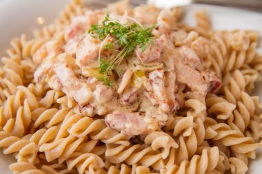 Düdük makarna Cress ile dekore edilmiş