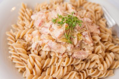 Düdük makarna Cress ile dekore edilmiş