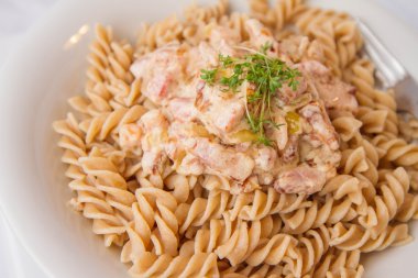 Düdük makarna Cress ile dekore edilmiş