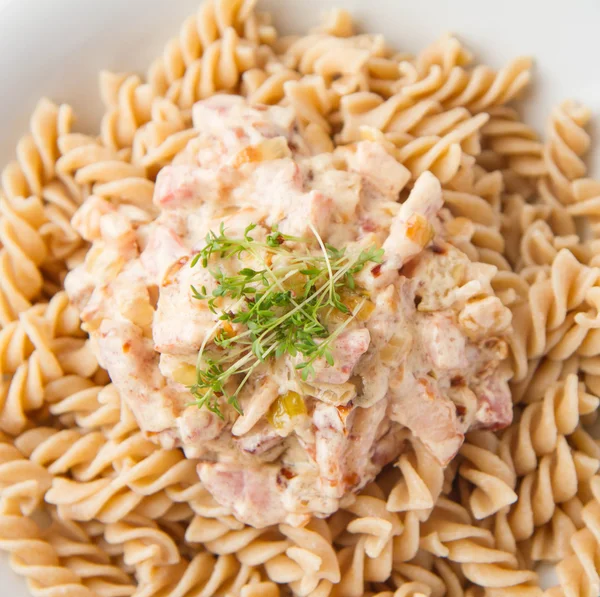 Düdük makarna Cress ile dekore edilmiş