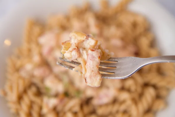 Fusilli pasta versierd met tuinkers — Stockfoto