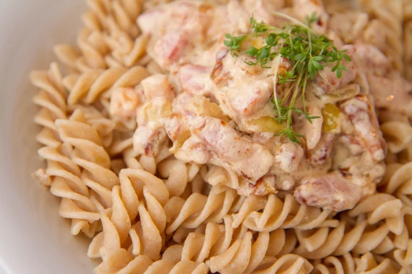 Fusilli pasta versierd met tuinkers — Stockfoto