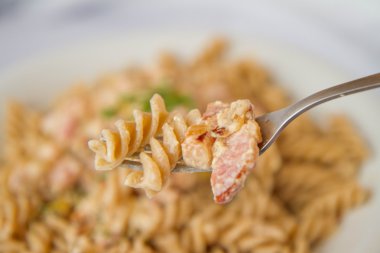 Düdük makarna Cress ile dekore edilmiş