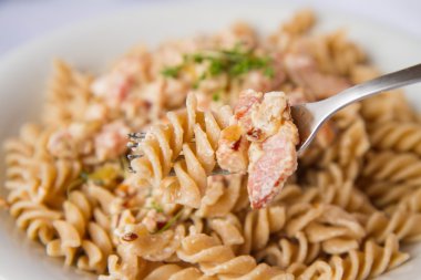 Düdük makarna krema ve domuz pastırması sos ile tere ile dekore edilmiştir.