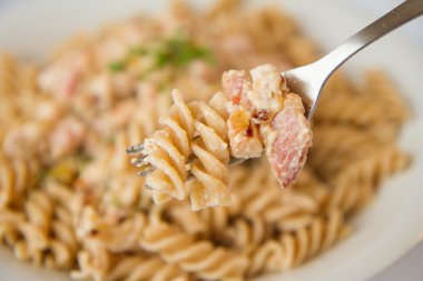 Düdük makarna Cress ile dekore edilmiş