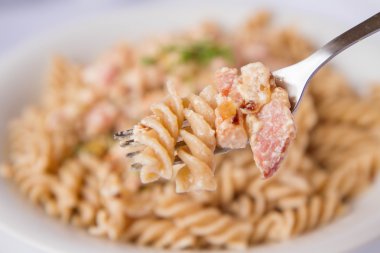 Düdük makarna Cress ile dekore edilmiş