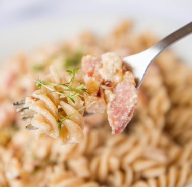 Düdük makarna Cress ile dekore edilmiş